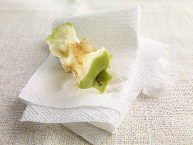 无人,横图,俯视,室内,特写,白天,生活用品,桌面,桌子,苹果,水果,阴影,新鲜,反射,木制,影子,纸,生食,食品,果实,食物,一个,木制品,纸巾,日用品,青苹果,摄影,有机食品,绿色食品,影棚,单个,卫生纸,生活用纸,彩图,高角度拍摄,影棚拍摄,拍摄