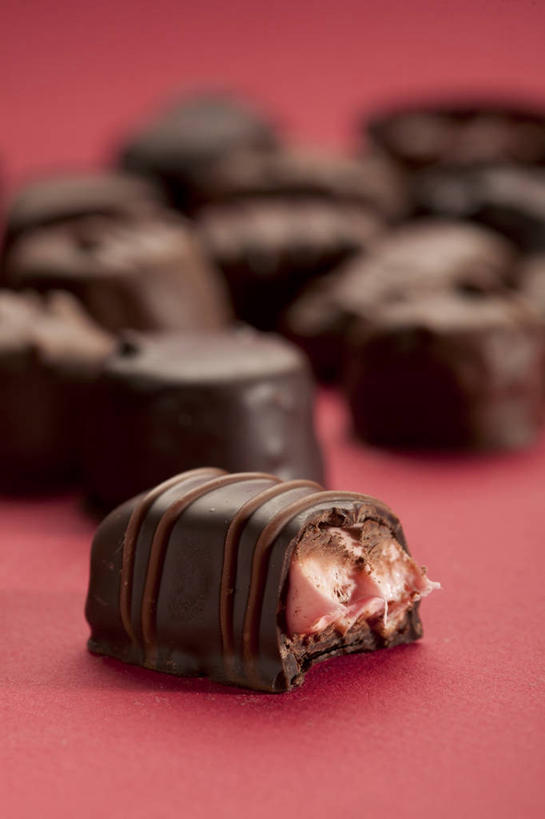 无人,竖图,俯视,室内,特写,白天,桌面,桌子,许多,阴影,红色背景,朦胧,模糊,反射,木制,影子,食品,糖,糖果,甜点,甜品,食物,木制品,甜食,巧克力,摄影,影棚,朱古力,彩图,高角度拍摄,影棚拍摄,拍摄