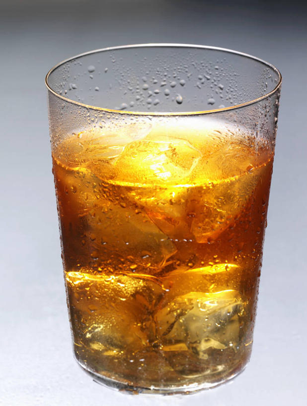 无人,竖图,室内,特写,白天,正面,幸福,茶,桌面,桌子,杯子,阴影,灰色背景,反射,木制,影子,冰,冰块,茶叶,一杯,娱乐,冷冻,玻璃制品,木制品,水杯,享受,休闲,温馨,放松,寒冷,乐趣,摄影,影棚,冷藏,冰冷,提神,舒适,醒脑,保鲜,玻璃杯,彩图,影棚拍摄,拍摄