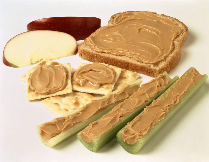 点心,面包,无人,横图,俯视,室内,特写,白天,白色背景,桌面,桌子,芹菜,蔬菜,阴影,新鲜,反射,木制,影子,调料,酱料,酱汁,佐料,食品,面点,调味品,调味料,吐司,酱,食物,糕点,木制品,花生酱,摄影,有机食品,绿色食品,影棚,法式面包,吐司面包,药芹,水芹,旱芹,彩图,高角度拍摄,影棚拍摄,拍摄,多士,听型面包