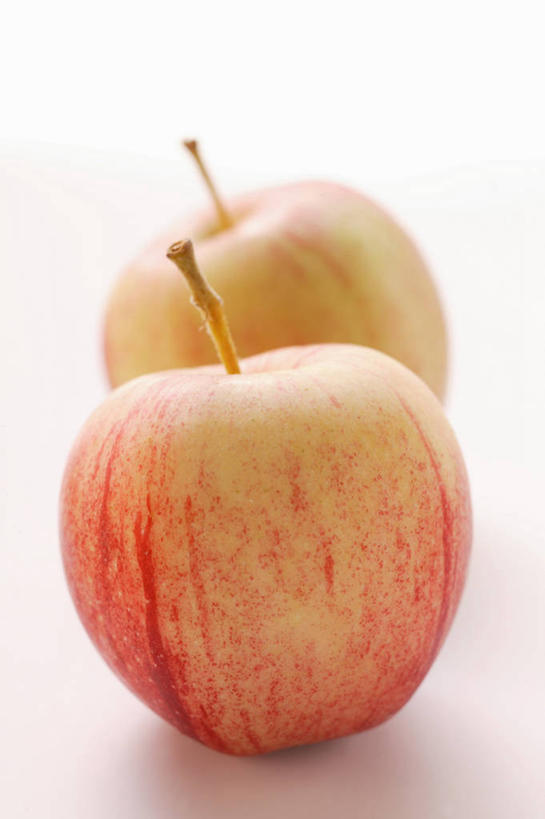 无人,竖图,俯视,室内,特写,白天,白色背景,桌面,桌子,苹果,水果,阴影,朦胧,模糊,新鲜,反射,木制,影子,生食,食品,果实,食物,两个,红色,木制品,摄影,有机食品,绿色食品,影棚,彩图,高角度拍摄,影棚拍摄,拍摄