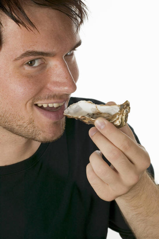 海鲜,西方人,脸,头,脸颊,手,一个人,站,笑,微笑,露齿笑,竖图,室内,特写,白天,白色背景,正面,欧洲,欧洲人,仅一个男性,仅一个人,握,服装,牡蛎,拿,拿着,注视,休闲装,水产,肩膀,海洋生物,仅一个年轻男性,一个,衣服,黑色,观察,看,站着,休闲,手部,休闲服,握着,摄影,服饰,影棚,单个,观看,单手,生蚝,察看,关注,水生动物,海产品,水生物,海底动物,男人,男性,年轻男性,白种人,头部,脸部,脸蛋,面部,站立,半身,彩图,影棚拍摄,拍摄