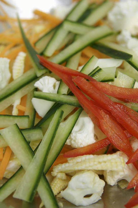 面食,通心粉,无人,竖图,俯视,室内,特写,白天,白色背景,西餐,黄瓜,辣椒,蔬菜,阴影,朦胧,模糊,新鲜,反射,影子,面,生食,蔬菜沙拉,通心面,沙拉,料理,食品,色拉,沙律,食物,西式,摄影,有机食品,绿色食品,影棚,色拉酱,千岛酱,辣角,红海椒,大椒,辣虎,广椒,青瓜,辣子,胡瓜,红辣椒,海椒,番椒,彩图,高角度拍摄,影棚拍摄,拍摄