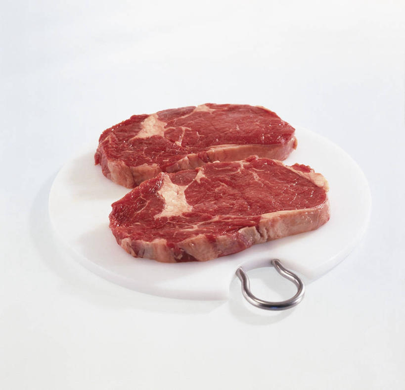 无人,横图,俯视,室内,特写,白天,白色背景,桌面,桌子,两块,阴影,朦胧,模糊,反射,纹路,木制,纹理,影子,肉,牛肉,案板,肉类,砧板,红色,木制品,摄影,影棚,肉食,肌理,彩图,高角度拍摄,影棚拍摄,拍摄