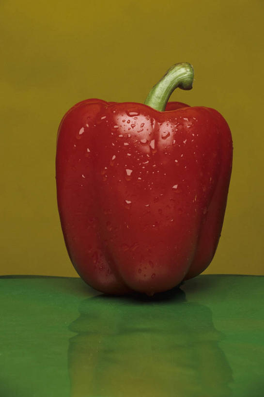 无人,竖图,室内,特写,白天,正面,水,桌面,桌子,辣椒,蔬菜,阴影,新鲜,反射,木制,液体,影子,水滴,食品,食物,一个,红色,绿色,木制品,摄影,有机食品,绿色食品,影棚,褐色背景,单个,彩椒,辣角,红海椒,大椒,辣虎,广椒,甜椒,柿子椒,辣子,海椒,番椒,灯笼椒,彩图,影棚拍摄,拍摄