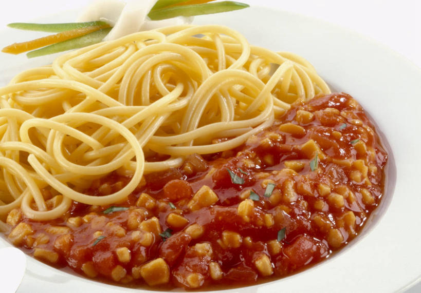 面食,面条,意大利面,无人,横图,俯视,室内,特写,白天,白色背景,西餐,玉米,桌面,桌子,蔬菜,西红柿,阴影,朦胧,模糊,新鲜,反射,木制,棒子,影子,玉蜀黍,调料,酱料,酱汁,面,茄汁,佐料,料理,食品,调味品,调味料,番茄酱,酱,食物,木制品,西式,摄影,有机食品,绿色食品,影棚,苞米,苞芦,苞谷,包谷,大蜀黍,番麦,薏米包,玉高粱,玉麦,珍珠米,番茄,彩图,高角度拍摄,影棚拍摄,拍摄,甜玉米