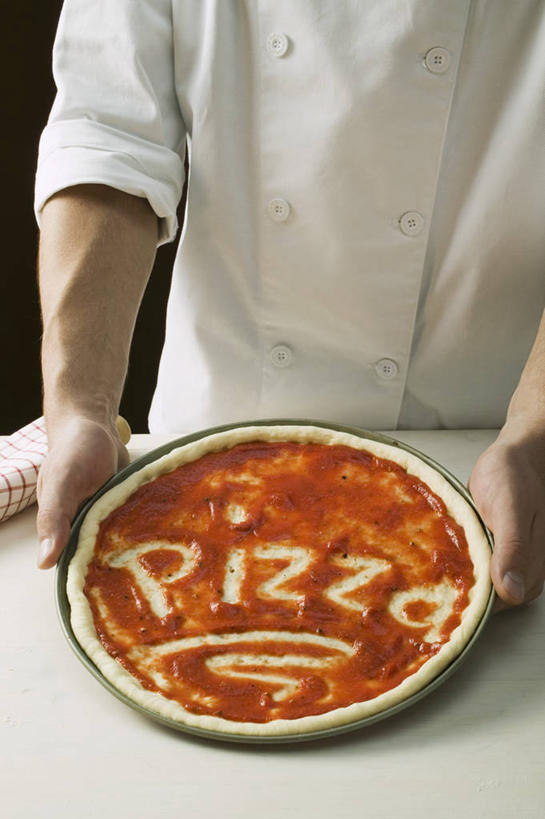 西方人,一个人,厨师,站,捧,竖图,俯视,室内,白天,工作服,制服,烹饪,西餐,桌面,桌子,餐具,欧洲,欧洲人,仅一个男性,仅一个人,黑色背景,木制,英文,标志,碟子,盘,文字,字符,字母,调料,酱料,酱汁,茄汁,佐料,料理,食品,披萨,匹萨,调味品,调味料,标识,番茄酱,酱,菜肴,美食,食物,仅一个年轻男性,盘子,木制品,碟,快餐,站着,西式,摄影,佳肴,影棚,英文字母,比萨,西式快餐,垃圾食品,意大利薄饼,工作制服,男人,男性,年轻男性,白种人,厨师长,厨子,大厨,主厨,端,端着,捧着,手捧,站立,半身,彩图,高角度拍摄,影棚拍摄,工作套服,拍摄