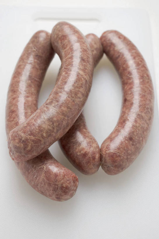 无人,竖图,俯视,室内,特写,白天,白色背景,桌面,桌子,一堆,阴影,堆叠,堆积,反射,木制,影子,塑料,香肠,案板,腊肠,四根,砧板,木制品,塑料制品,摄影,影棚,堆,德式香肠,彩图,高角度拍摄,影棚拍摄,拍摄