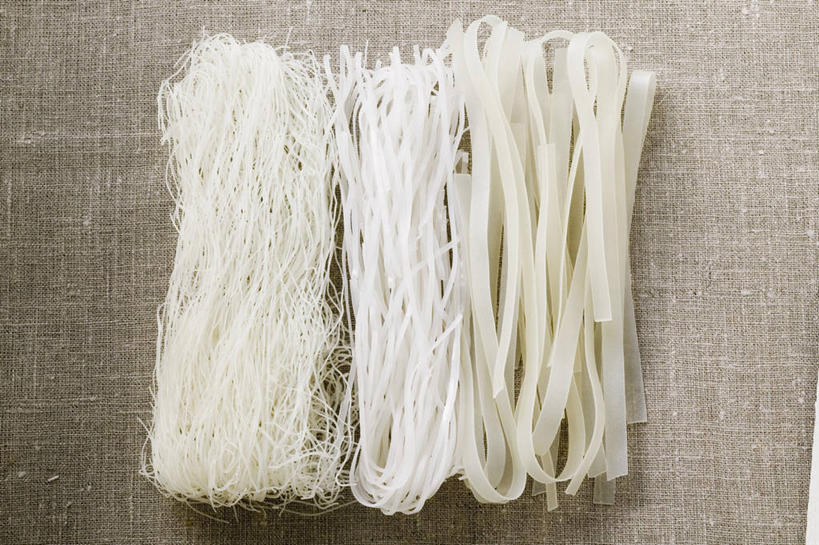 面食,面条,无人,横图,俯视,室内,特写,白天,烹饪,中餐,桌面,桌子,一排,阴影,整齐,反射,木制,影子,面,料理,食品,菜肴,美食,米粉,食物,排列,木制品,中式,摄影,佳肴,影棚,队列,彩图,高角度拍摄,影棚拍摄,拍摄,米面