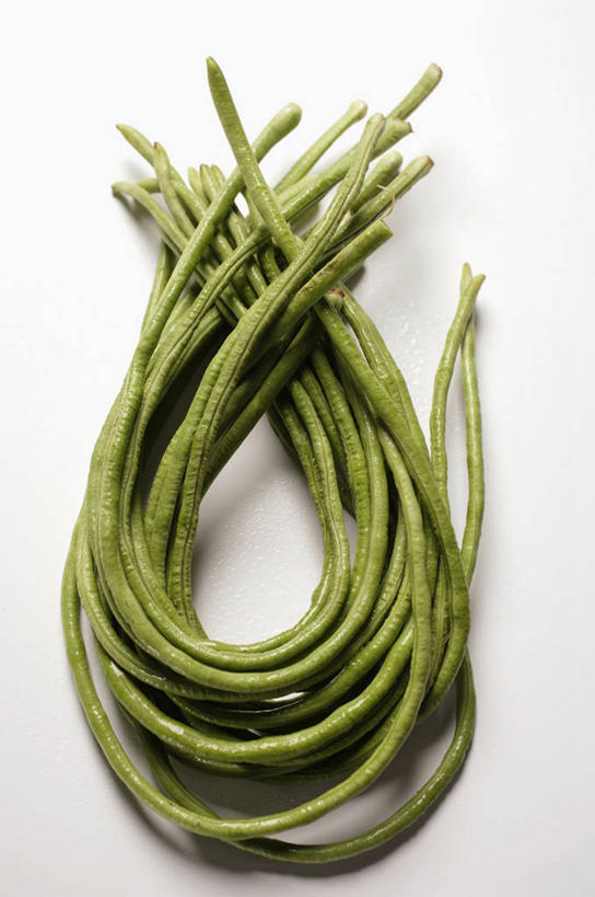 无人,竖图,俯视,室内,特写,白天,白色背景,植物,桌面,桌子,豆,蔬菜,一堆,许多,阴影,堆叠,堆积,曲折,弯曲,新鲜,反射,木制,影子,豆类,豆子,食品,豆角,豇豆,食物,木制品,摄影,蜿蜒,有机食品,绿色食品,影棚,堆,羊角,豆科,饭豆,线豆,角豆,腰豆,长豆,带豆,江豆,裙带豆,彩图,高角度拍摄,影棚拍摄,拍摄