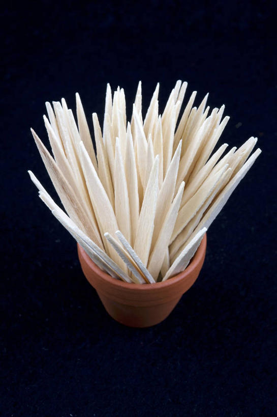 无人,竖图,俯视,室内,特写,白天,桌面,桌子,静物,许多,阴影,黑色背景,反射,木制,牙签,影子,陶瓷,陶瓷制品,一个,木制品,容器,碗,摄影,影棚,单个,储藏,储存,剔牙棒,彩图,高角度拍摄,影棚拍摄,拍摄,贮存