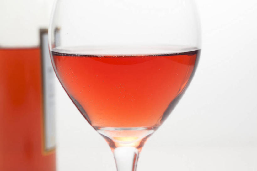 红酒,葡萄酒,无人,横图,室内,特写,白天,白色背景,正面,杯子,阴影,反射,高脚杯,影子,红酒杯,酒类,一杯,红酒瓶,玻璃制品,酒,酒瓶,饮料,玻璃瓶,酒杯,瓶子,摄影,影棚,一瓶,葡萄酒杯,葡萄酒瓶,桃红葡萄酒,玻璃杯,彩图,影棚拍摄,拍摄