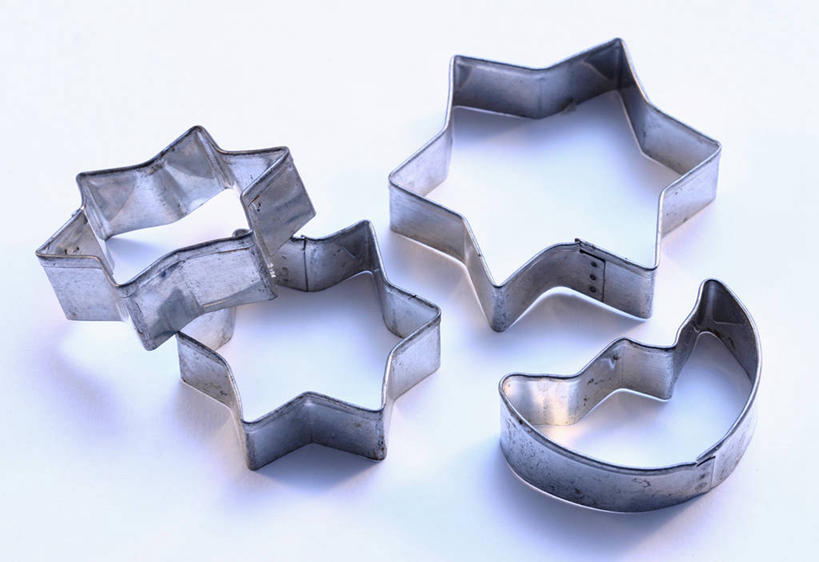 无人,横图,俯视,室内,特写,白天,白色背景,桌面,桌子,静物,金属制品,阴影,反射,金属,木制,影子,月亮,星星,月光,木制品,四个,星形,摄影,影棚,模具,明亮,五角形,皎洁,五角星,彩图,高角度拍摄,影棚拍摄,拍摄