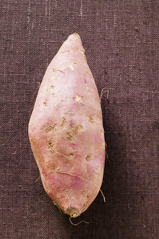 无人,竖图,俯视,室内,特写,白天,餐桌,桌子,红薯,蔬菜,阴影,棕色背景,新鲜,反射,影子,食品,食物,一个,摄影,有机食品,绿色食品,影棚,单个,餐台,山芋,甘薯,番薯,地瓜,彩图,高角度拍摄,影棚拍摄,拍摄