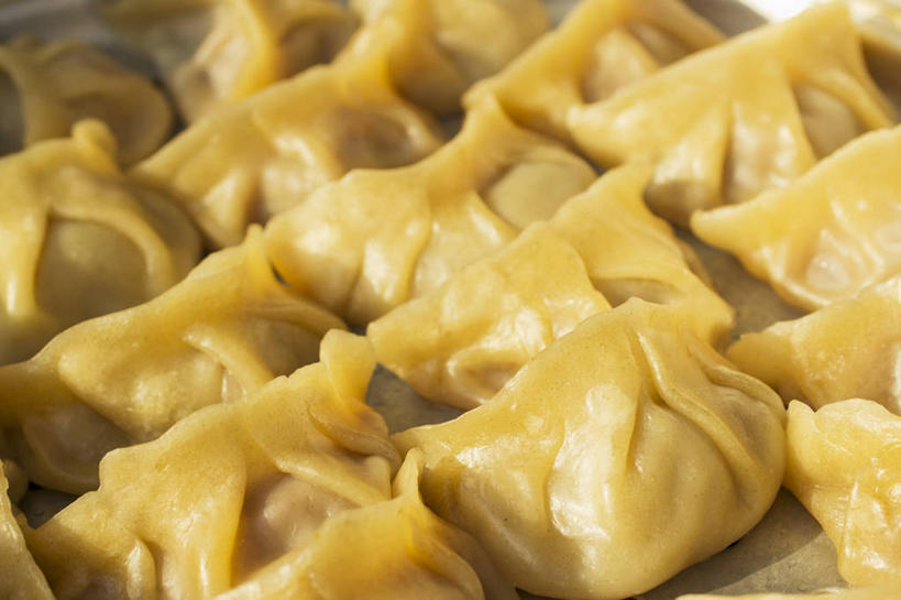 点心,馄饨,面食,无人,横图,俯视,室内,特写,白天,餐桌,桌子,一排,许多,阴影,整齐,并列,并排,反射,影子,料理,食品,面点,很多,美食,食物,排列,黄色,中式,餐台,队列,平行,扁肉,彩图,高角度拍摄