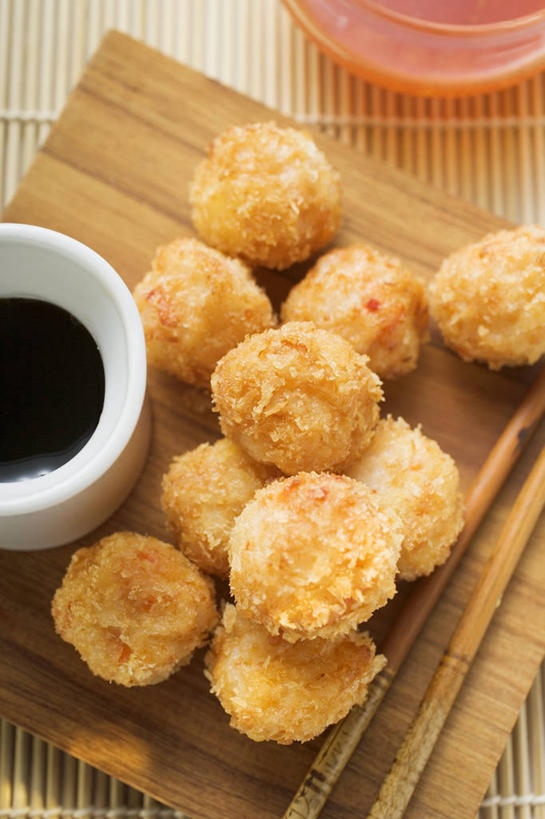 海鲜,无人,竖图,俯视,室内,特写,白天,餐桌,筷子,桌子,餐具,一双,阴影,反射,碟子,盘,影子,陶瓷,调料,酱料,酱汁,虾,油炸,佐料,陶瓷制品,调味品,调味料,文化,传统,水产,酱,大虾,海洋生物,两个,盘子,容器,碟,碗,对虾,餐台,储藏,礼节,储存,水生动物,干辣椒,海产品,礼仪,水生物,海底动物,斑节虾,东方对虾,中国对虾,海鲜酱,虾酱,进餐用具,彩图,高角度拍摄,贮存