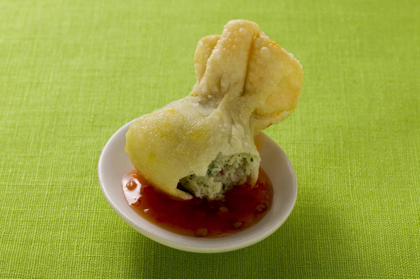 点心,馄饨,面食,无人,横图,俯视,室内,特写,白天,餐桌,桌子,绿色背景,阴影,反射,影子,陶瓷,醋,调料,酱料,酱汁,油炸,佐料,料理,食品,面点,陶瓷制品,调味品,调味料,酱,美食,食物,一个,容器,碗,中式,摄影,影棚,单个,餐台,储藏,储存,食醋,扁肉,苦酒,醯,彩图,高角度拍摄,影棚拍摄,拍摄,炸馄饨,贮存