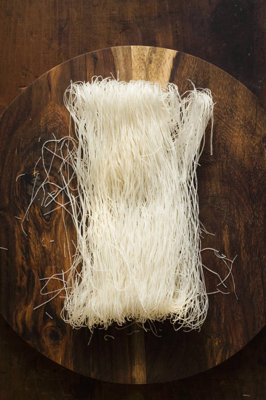 面食,面条,无人,竖图,俯视,室内,特写,白天,烹饪,中餐,餐桌,桌子,一块,阴影,反射,木制,影子,面,料理,食品,案板,菜肴,美食,米粉,砧板,食物,木制品,中式,佳肴,餐台,彩图,高角度拍摄,桂林米粉,米面