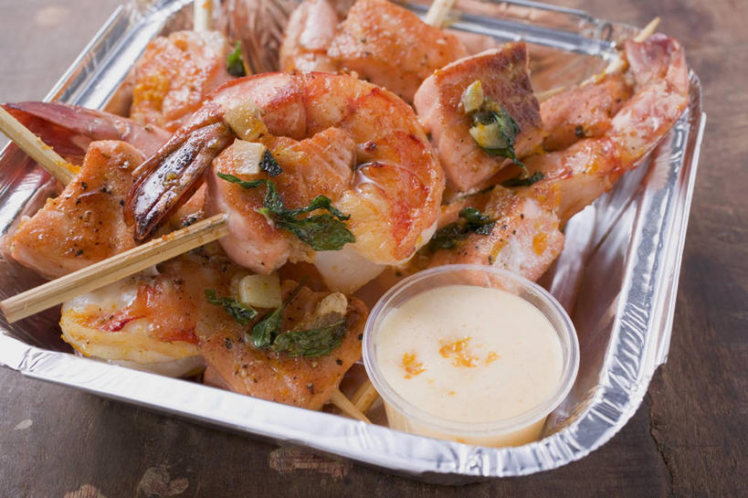 海鲜,三文鱼,无人,横图,俯视,室内,特写,白天,餐桌,桌子,鲑鱼,餐具,玻璃,阴影,反射,包装,包装纸,碟子,铝箔纸,盘,锡箔纸,影子,纸,调料,酱料,酱汁,肉,虾,鱼肉,佐料,纸张,调味品,调味料,水产,酱,肉类,大虾,海洋生物,玻璃制品,两个,盘子,容器,碟,碗,对虾,餐台,储藏,大马哈鱼,包装材料,储存,水生动物,海产品,水生物,肉食,锡箔,海底动物,铝箔,斑节虾,撒蒙鱼,萨门鱼,冰海之皇,鲑,马哈鱼,麻哈鱼,大麻哈鱼,东方对虾,中国对虾,彩图,高角度拍摄,贮存