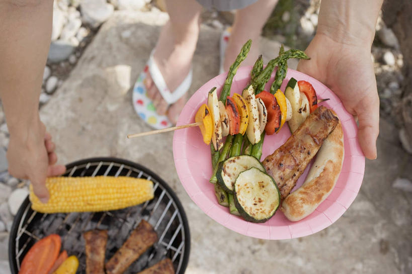 西方人,手,腿部,脚,脚趾,脚趾甲,腿,一个人,站,捧,横图,俯视,室外,白天,凉鞋,烧烤,玉米,辣椒,芦笋,蔬菜,西红柿,鞋子,欧洲,欧洲人,仅一个女性,仅一个人,阴影,新鲜,光线,棒子,影子,玉蜀黍,肉,食品,烤架,烤肉,猪肉,肉类,食物,阳光,站着,仅一个中年女性,手部,铁架,有机食品,绿色食品,苞米,苞芦,肉食,辣角,红海椒,大椒,辣虎,广椒,豚肉,苞谷,包谷,大蜀黍,番麦,薏米包,玉高粱,玉麦,珍珠米,女人,女性,中年女性,白种人,脚指甲,猪尾巴,药鸡豆子,石刁柏,蚂蚁杆,龙须菜,狼尾巴根,辣子,红辣椒,海椒,番茄,番椒,端,端着,捧着,手捧,站立,半身,彩图,高角度拍摄,夹趾拖鞋,人字拖,人字拖鞋,甜玉米