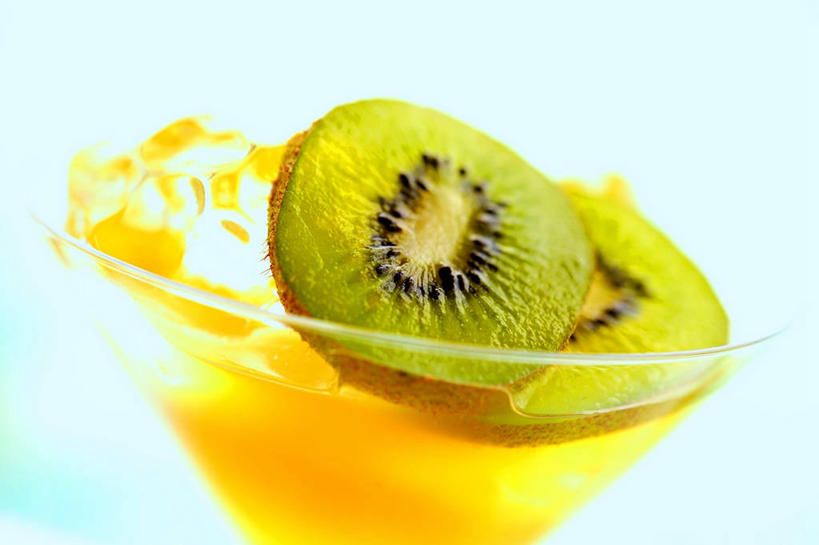 无人,横图,室内,特写,白天,正面,水,猕猴桃,萝卜,胡萝卜,蔬菜,杯子,水果,切开,阴影,飞溅,蓝色背景,新鲜,溅,反射,高脚杯,液体,影子,水滴,生食,食品,果实,酒类,一杯,文化,蔬果,玻璃制品,酒,水珠,食物,饮料,一个,绿色,酒杯,鸡尾酒,切,橙色,调酒,摄影,有机食品,绿色食品,影棚,单个,创造,喷洒,剖面,想象,切面,鸡尾酒杯,玻璃杯,奇异果,猕猴梨,红萝卜,甘荀,彩图,影棚拍摄,拍摄,代基里酒,冻唇蜜