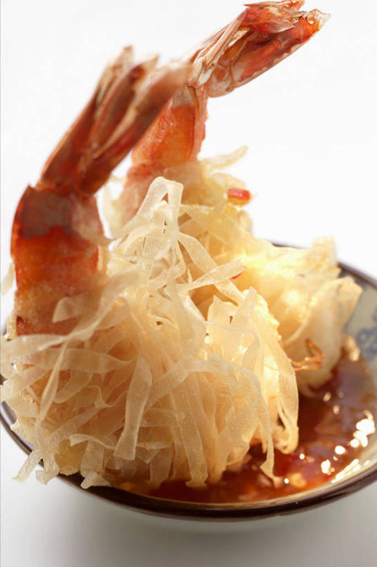 海鲜,面食,面条,无人,竖图,俯视,室内,特写,白天,白色背景,烹饪,中餐,餐桌,桌子,餐具,阴影,反射,碟子,盘,影子,调料,酱料,酱汁,面,虾,油炸,佐料,料理,食品,调味品,调味料,水产,酱,辣酱,菜肴,美食,大虾,米粉,海洋生物,食物,一个,盘子,碟,中式,摄影,佳肴,影棚,对虾,单个,餐台,辣椒酱,水生动物,海产品,水生物,海底动物,斑节虾,东方对虾,中国对虾,彩图,高角度拍摄,影棚拍摄,拍摄,米面