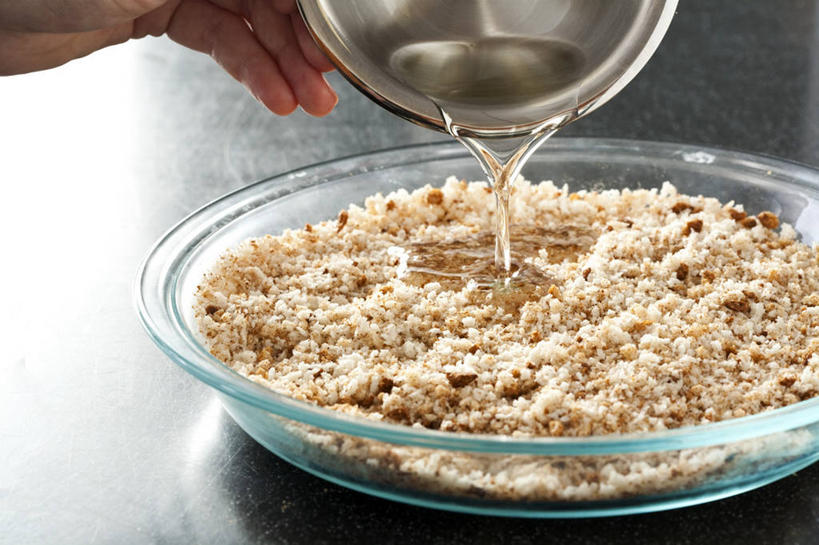 点心,面包,西方人,手,一个人,横图,俯视,室内,特写,白天,桌面,桌子,玻璃,欧洲,欧洲人,仅一个年轻女性,仅一个女性,仅一个人,握,木制,食用油,橄榄油,食品,面点,拿,拿着,玻璃制品,食物,糕点,木制品,容器,碗,手部,握着,储藏,单手,面包屑,储存,植物油,年轻女性,女人,女性,白种人,半身,彩图,高角度拍摄,贮存