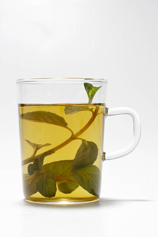 无人,竖图,室内,特写,白天,白色背景,正面,幸福,茶,桌面,桌子,杯子,阴影,反射,木制,影子,茶叶,饮品,一杯,娱乐,木制品,水杯,花茶,享受,休闲,温馨,放松,乐趣,保健,养生,摄影,影棚,花草茶,舒适,薄荷茶,香花茶,香片,熏花茶,茶杯,彩图,影棚拍摄,拍摄
