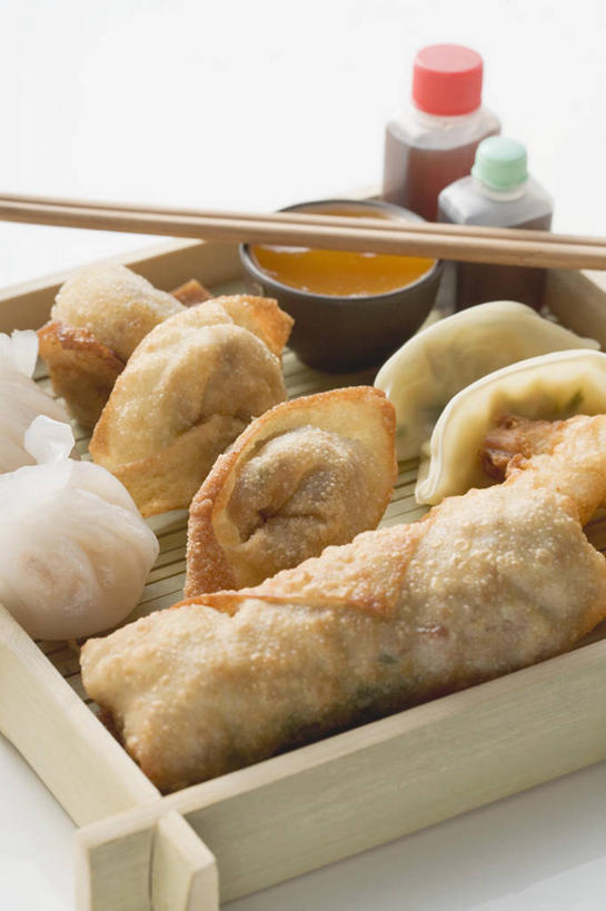 点心,馄饨,无人,竖图,俯视,室内,特写,白天,白色背景,筷子,桌面,桌子,餐具,一双,阴影,反射,木制,碟子,盘,影子,陶瓷,调料,油炸,料理,食品,面点,陶瓷制品,调味品,调味料,文化,传统,酱油,春卷,美食,食物,盘子,木制品,瓶子,容器,塑料制品,碟,碗,中式,塑料瓶,摄影,影棚,储藏,礼节,储存,薄饼,礼仪,春饼,扁肉,豉油,进餐用具,彩图,高角度拍摄,影棚拍摄,拍摄,炸馄饨,贮存