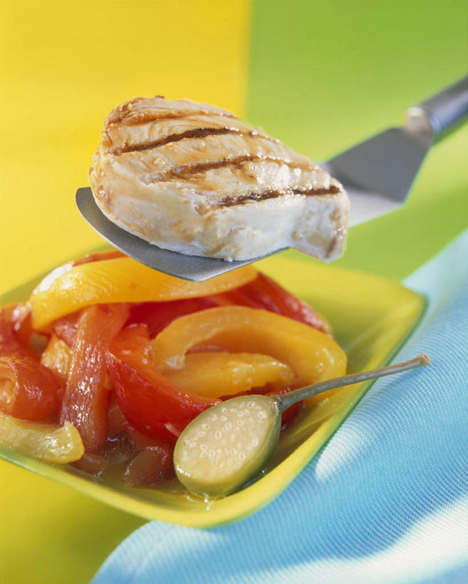 海鲜,无人,竖图,俯视,室内,特写,白天,烧烤,桌面,桌子,辣椒,蔬菜,餐具,阴影,新鲜,反射,木制,鱼,铲子,碟子,盘,影子,肉,鱼肉,食品,水产,肉类,鱼类,海洋生物,食物,盘子,木制品,碟,有机食品,绿色食品,水生动物,海产品,水生物,剑鱼,肉食,彩椒,海底动物,辣角,红海椒,大椒,辣虎,广椒,甜椒,柿子椒,辣子,海椒,番椒,灯笼椒,彩图,高角度拍摄,剑旗鱼,箭鱼,青箭鱼