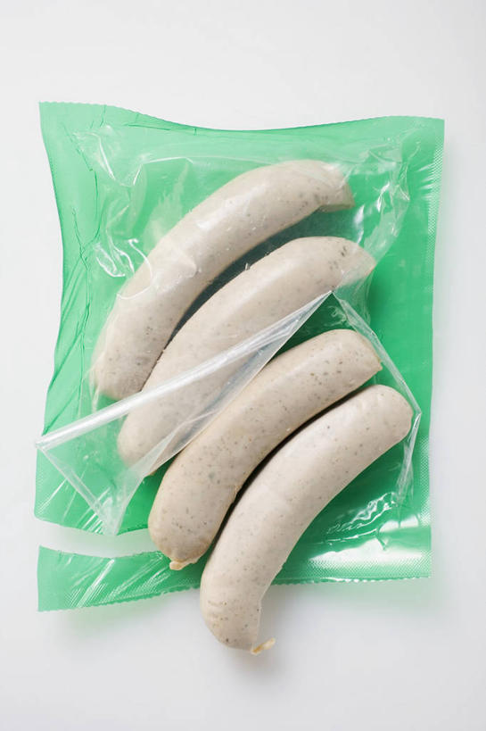 无人,竖图,俯视,室内,特写,白天,白色背景,桌面,桌子,袋子,一排,阴影,整齐,反射,木制,影子,塑料,香肠,腊肠,四根,排列,木制品,塑料制品,摄影,影棚,队列,塑封,德式香肠,彩图,高角度拍摄,影棚拍摄,拍摄,密封袋,塑封袋