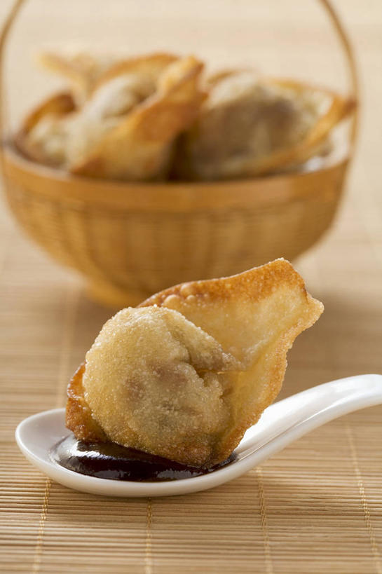点心,馄饨,面食,无人,交叉,竖图,俯视,室内,特写,白天,桌面,桌子,竹子,阴影,竹制,朦胧,模糊,编织,反射,木制,篮子,影子,勺子,调料,油炸,料理,食品,面点,调味品,调味料,酱油,美食,食物,一个,木制品,竹篮,调羹,汤匙,中式,单个,竹条,交织,竹制品,穿插,扁肉,豉油,彩图,高角度拍摄,炸馄饨