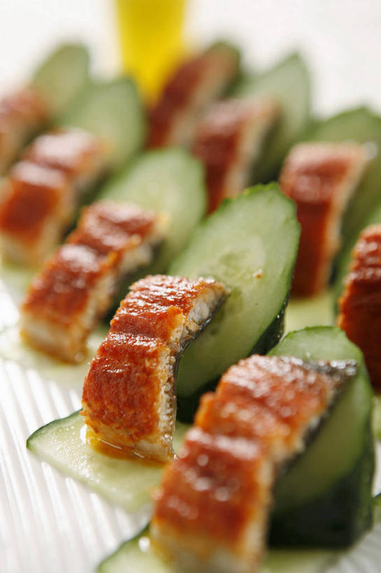 无人,竖图,俯视,室内,特写,白天,烹饪,中餐,桌面,桌子,黄瓜,蔬菜,一排,阴影,朦胧,模糊,新鲜,整齐,反射,木制,影子,肉,料理,食品,鸭肉,菜肴,美食,肉类,食物,排列,木制品,中式,佳肴,有机食品,绿色食品,队列,横截面,剖面,肉食,截面,截面图形,青瓜,胡瓜,彩图,高角度拍摄