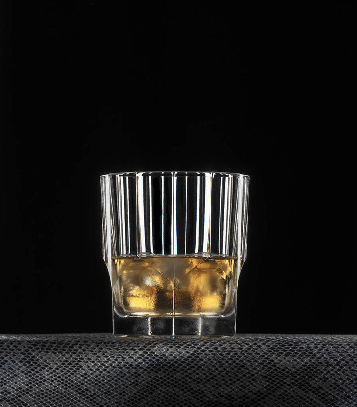 无人,竖图,室内,特写,白天,正面,桌面,桌子,杯子,阴影,黑色背景,反射,木制,影子,酒类,一杯,玻璃制品,酒,饮料,一个,黄色,木制品,水杯,摄影,影棚,单个,玻璃杯,彩图,影棚拍摄,拍摄