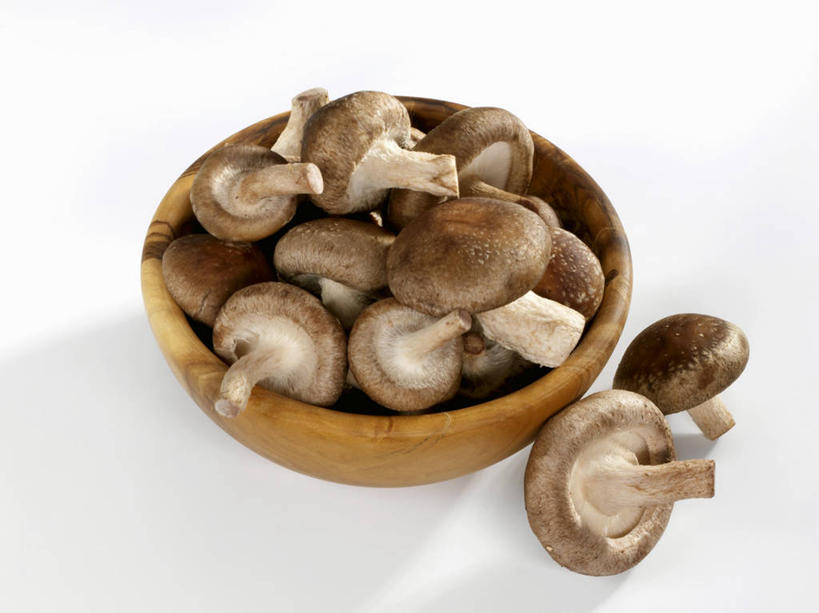 无人,横图,俯视,室内,特写,白天,白色背景,桌面,桌子,蔬菜,一堆,许多,阴影,堆叠,堆积,新鲜,反射,木制,影子,陶瓷,菌菇,香菇,食品,陶瓷制品,很多,菌类,食物,一个,木制品,容器,碗,食用菌,摄影,有机食品,绿色食品,影棚,单个,储藏,堆,储存,彩图,高角度拍摄,影棚拍摄,拍摄,贮存