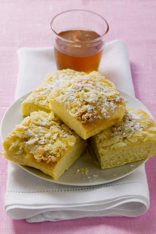 点心,蜂蜜,无人,竖图,俯视,室内,特写,白天,下午茶,桌面,桌子,杏仁,杯子,餐具,阴影,粉色背景,花纹,反射,木制,布,碟子,盘,图案,影子,食品,布纹,玻璃制品,食物,糕点,一个,盘子,木制品,水杯,碟,摄影,影棚,单个,布匹,花蜜,止痛,解毒,冬酿,石蜜,玻璃杯,杏子,杏梅仁,杏核仁,木落子,苦杏仁,彩图,高角度拍摄,影棚拍摄,拍摄,蛋糕