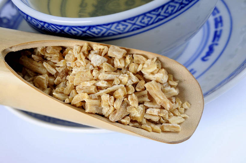 无人,横图,俯视,室内,特写,白天,幸福,植物,茶,桌面,桌子,杯子,餐具,阴影,反射,木制,碟子,盘,影子,陶瓷,茶叶,草药,药草,陶瓷制品,一杯,娱乐,中药,盘子,木制品,水杯,碟,享受,休闲,温馨,放松,乐趣,提神,舒适,醒脑,药材,中草药,中药材,本草,北沙参,北条参,海沙参,莱阳参,辽沙参,珊瑚菜,苏条参,条参,银沙参,茶杯,彩图,高角度拍摄