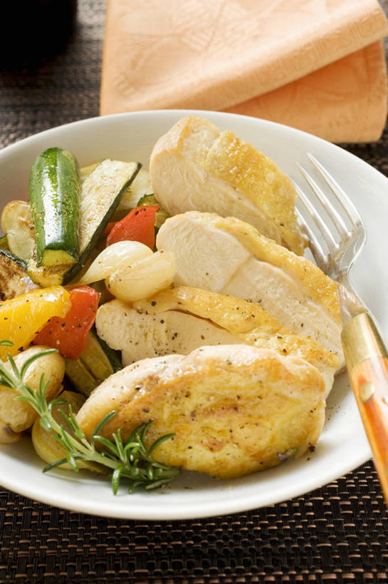 无人,竖图,俯视,室内,特写,白天,烹饪,西餐,桌面,桌子,辣椒,蔬菜,餐具,金属制品,阴影,新鲜,反射,金属,木制,叉子,影子,陶瓷,鸡肉,肉,油炸,料理,食品,陶瓷制品,菜肴,美食,肉类,食物,一个,木制品,容器,碗,西式,佳肴,有机食品,绿色食品,单个,储藏,储存,肉食,彩椒,餐叉,辣角,红海椒,大椒,辣虎,广椒,进餐用具,甜椒,柿子椒,辣子,海椒,番椒,灯笼椒,彩图,高角度拍摄,贮存