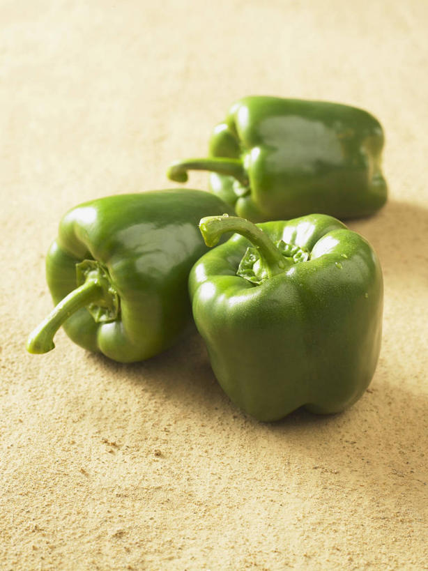 无人,竖图,俯视,室内,特写,白天,桌面,桌子,辣椒,蔬菜,阴影,新鲜,反射,木制,影子,食品,食物,三个,绿色,木制品,摄影,有机食品,绿色食品,影棚,彩椒,辣角,红海椒,大椒,辣虎,广椒,甜椒,柿子椒,辣子,海椒,番椒,灯笼椒,彩图,高角度拍摄,影棚拍摄,拍摄