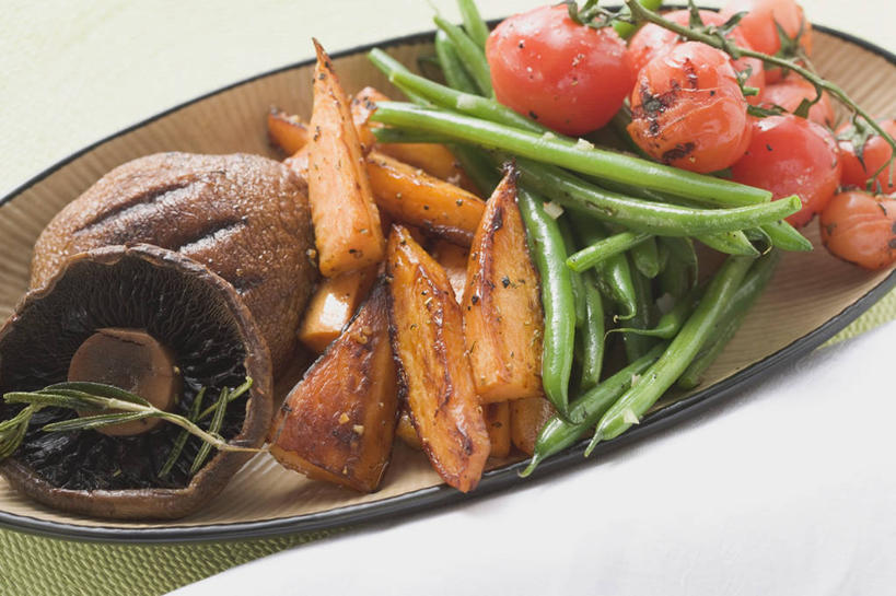 无人,横图,俯视,室内,特写,白天,白色背景,植物,桌面,桌子,豆,萝卜,胡萝卜,蔬菜,西红柿,小番茄,餐具,阴影,新鲜,反射,木制,碟子,盘,影子,豆类,豆子,菌菇,香菇,肉,食品,菌类,肉类,食物,一个,盘子,木制品,碟,食用菌,摄影,有机食品,绿色食品,影棚,单个,肉食,豆科,青大豆,小西红柿,樱桃小番茄,珍珠小番茄,樱桃番茄,圣女果,青豆,红萝卜,甘荀,番茄,彩图,高角度拍摄,影棚拍摄,拍摄