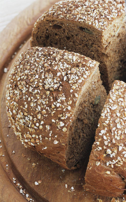 点心,面包,无人,竖图,俯视,室内,特写,白天,桌面,桌子,阴影,反射,木制,影子,食品,面点,燕麦,食物,糕点,木制品,横截面,剖面,玉麦,铃铛麦,裸燕麦,雀麦,野麦,莜麦,截面,截面图形,彩图,高角度拍摄