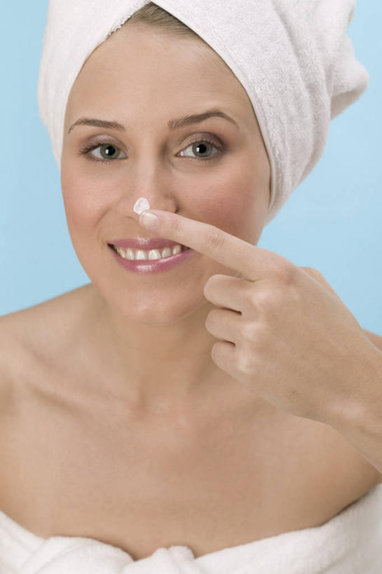 西方人,脸,头,脸颊,脖子,手,一个人,站,笑,微笑,露齿笑,竖图,室内,特写,白天,正面,化妆,美容,欧洲,欧洲人,仅一个年轻女性,仅一个女性,仅一个人,擦,抚摸,护肤,蓝色背景,美白,纺织物,润肤露,浴巾,注视,肩膀,毛巾,观察,看,清洁,站着,保养,享受,休闲,手部,放松,去角质,擦拭,保健,摄影,影棚,观看,保湿,保暖,单手,察看,滋润,乳液,护肤品,关注,去死皮,护肤用品,舒缓,透气,养颜,防水,去污,控油,紧肤,嫩肤,祛痘,去痘,祛角质,抗衰,再生,增白,补水,祛斑,抗皱,防皱,除皱,去皱,储水,耐磨,吸水,揩擦,拭,年轻女性,女人,女性,白种人,头部,脖,颈,颈部,脸部,脸蛋,面部,站立,半身,彩图,影棚拍摄,拍摄,轻抚