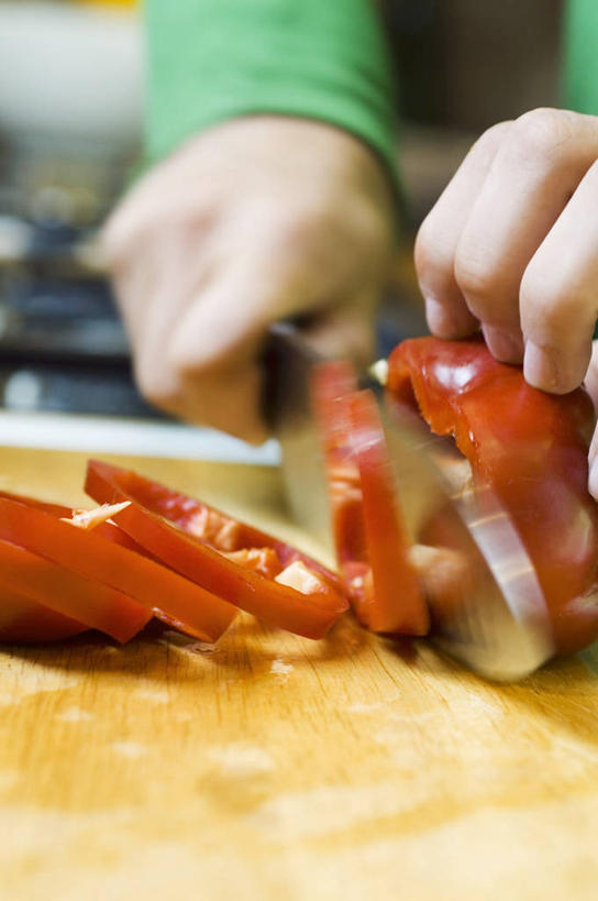 西方人,手,一个人,站,竖图,室内,特写,白天,正面,辣椒,蔬菜,金属制品,欧洲,欧洲人,双手,仅一个年轻女性,仅一个女性,仅一个人,切开,握,服装,朦胧,模糊,新鲜,金属,工具,食品,案板,刀具,拿,拿着,休闲装,砧板,食物,衣服,红色,刀,切,站着,休闲,手部,休闲服,握着,服饰,有机食品,绿色食品,菜刀,横截面,剖面,彩椒,切面,辣角,红海椒,大椒,辣虎,广椒,切菜刀,截面,截面图形,年轻女性,女人,女性,白种人,甜椒,柿子椒,辣子,海椒,番椒,灯笼椒,站立,半身,彩图