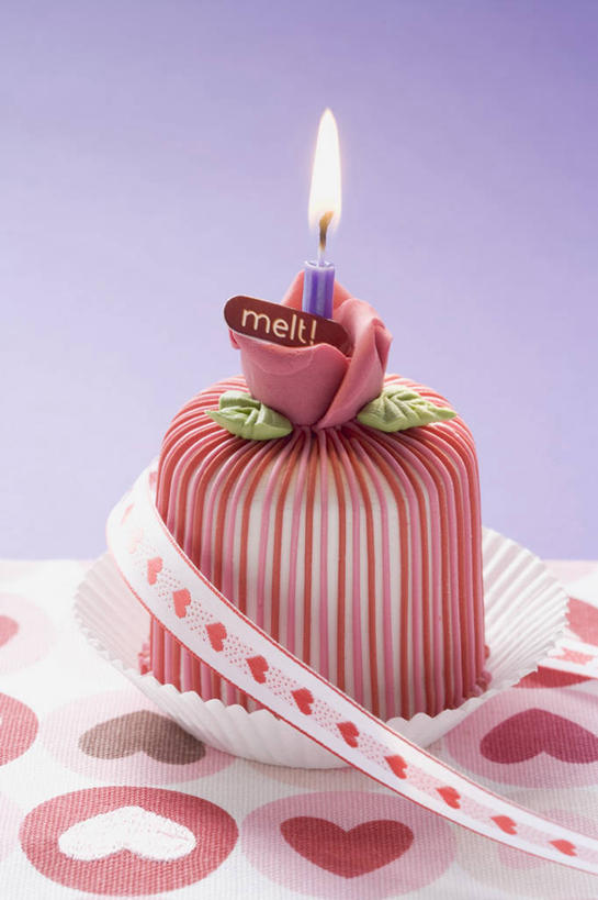 点心,无人,竖图,俯视,室内,特写,白天,爱情,幸福,纯洁,热情,桌面,桌子,玫瑰,蜡烛,阴影,紫色背景,爱心,装饰,盛开,反射,光线,木制,布料,火焰,丝绸,丝带,影子,烛光,陶瓷,食品,玫瑰花,缎带,陶瓷制品,浪漫,燃烧,花蕾,布纹,文化,绸带,桌布,花,花瓣,花朵,鲜花,食物,糕点,一个,餐巾,木制品,容器,台布,碗,生日蛋糕,花苞,花蕊,点燃,祈祷,温暖,温馨,心形,恩爱,许愿,摄影,影棚,单个,纪念,储藏,华丽,修饰,祈求,点缀,和睦,储存,感动,衬托,美观,雅致,雅观,尊敬,平安,天真,刺玫花,徘徊花,心型,彩图,高角度拍摄,影棚拍摄,拍摄,融洽,贮存,蛋糕