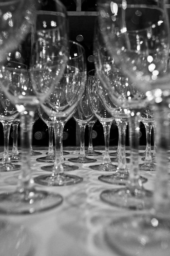 无人,竖图,黑白,室内,特写,白天,仰视,桌面,桌子,静物,杯子,一排,许多,阴影,整齐,并列,并排,反射,木制,高脚杯,影子,红酒杯,很多,玻璃制品,排列,酒杯,木制品,葡萄酒杯,队列,平行,玻璃杯,低角度拍摄