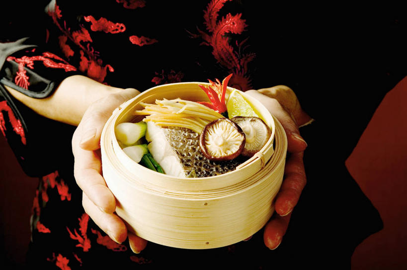 蒸笼,西方人,手,一个人,站,横图,俯视,室内,特写,白天,民族服装,烹饪,姜,蔬菜,厨具,欧洲,欧洲人,双手,仅一个女性,仅一个人,握,竹制,新鲜,鱼,菌菇,香菇,肉,鱼肉,食品,拿,菌类,拿着,肉类,鱼类,食物,一个,站着,仅一个中年女性,手部,食用菌,握着,有机食品,绿色食品,单个,鲈鱼,竹制品,止咳,笼屉,肉食,烹饪用具,止痛,解毒,花鲈,鲈板,鲈子鱼,发汗,温肺,温胃,行气,止呕,百辣云,女人,女性,中年女性,白种人,烹调用具,生姜,老姜,烹调,站立,半身,彩图,高角度拍摄,传统服装,民俗服,唐装,散寒