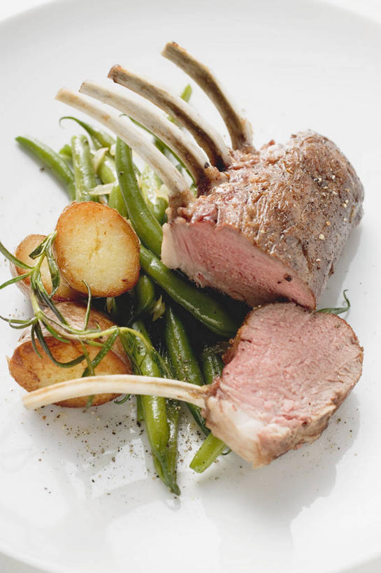 无人,竖图,俯视,室内,特写,白天,白色背景,烹饪,西餐,植物,桌面,桌子,豆,蔬菜,土豆,餐具,阴影,新鲜,反射,木制,碟子,盘,影子,豆类,豆子,肉,羊排,料理,食品,羊肉,菜肴,美食,肉类,食物,一个,盘子,木制品,碟,西式,摄影,佳肴,有机食品,绿色食品,影棚,单个,肉食,豆科,馍馍蛋,青大豆,洋芋,山药蛋,青豆,马铃薯,彩图,高角度拍摄,影棚拍摄,拍摄