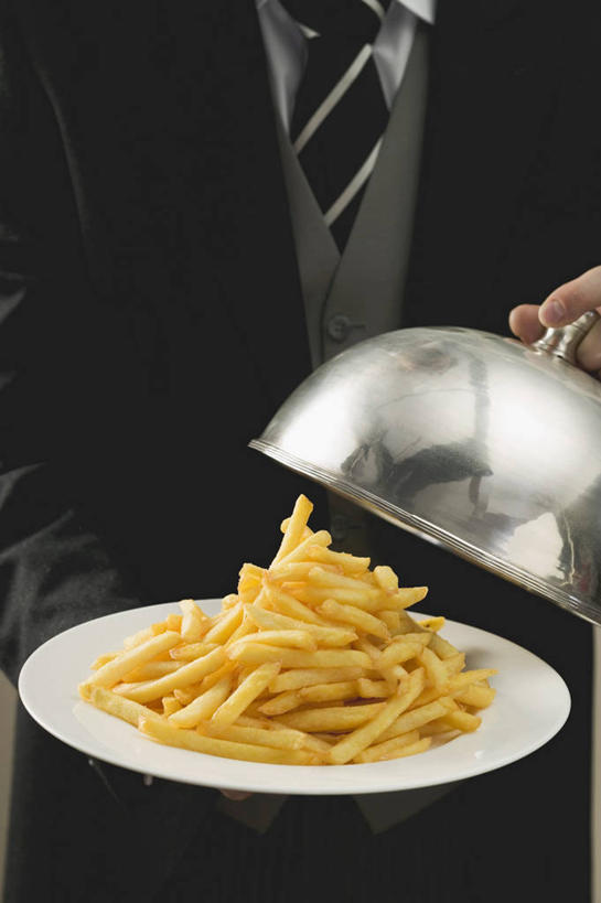 西方人,一个人,服务员,站,竖图,室内,白天,正面,西装,烹饪,西餐,餐桌,桌子,餐具,金属制品,欧洲,欧洲人,仅一个男性,仅一个人,一堆,许多,握,堆叠,堆积,套装,正装,金属,碟子,盖子,盘,料理,食品,领带,很多,拿,拿着,职业装,薯条,菜肴,美食,食物,仅一个年轻男性,一个,盘子,碟,快餐,站着,西式,握着,佳肴,单个,餐台,堆,象征,庄重,身份,西式快餐,垃圾食品,正式,地位,男人,男性,年轻男性,白种人,服务生,侍者,站立,半身,彩图