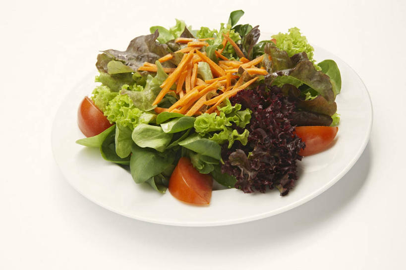 无人,横图,俯视,室内,特写,白天,白色背景,桌面,桌子,萝卜,胡萝卜,蔬菜,西红柿,小番茄,餐具,叶子,阴影,新鲜,反射,木制,碟子,盘,影子,生食,蔬菜沙拉,沙拉,食品,绿叶,色拉,沙律,食物,一个,盘子,木制品,碟,嫩叶,摄影,有机食品,绿色食品,影棚,单个,色拉酱,千岛酱,小西红柿,樱桃小番茄,珍珠小番茄,叶,叶片,樱桃番茄,圣女果,红萝卜,甘荀,番茄,彩图,高角度拍摄,影棚拍摄,拍摄