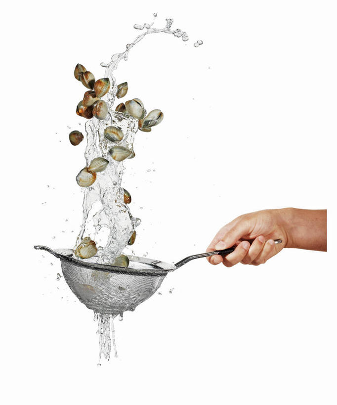 海鲜,西方人,手,一个人,竖图,室内,特写,白天,白色背景,正面,贝壳,金属制品,欧洲,欧洲人,仅一个年轻女性,仅一个女性,仅一个人,握,飞溅,溅,金属,滤器,液体,勺子,水滴,拿,拿着,水产,海洋生物,水珠,手部,握着,摄影,影棚,单手,喷洒,水生动物,下降,海产品,贻贝,降落,水生物,漏勺,海底动物,海虹,淡菜,壳菜,青口,降低,下跌,下落,年轻女性,女人,女性,白种人,半身,彩图,影棚拍摄,拍摄